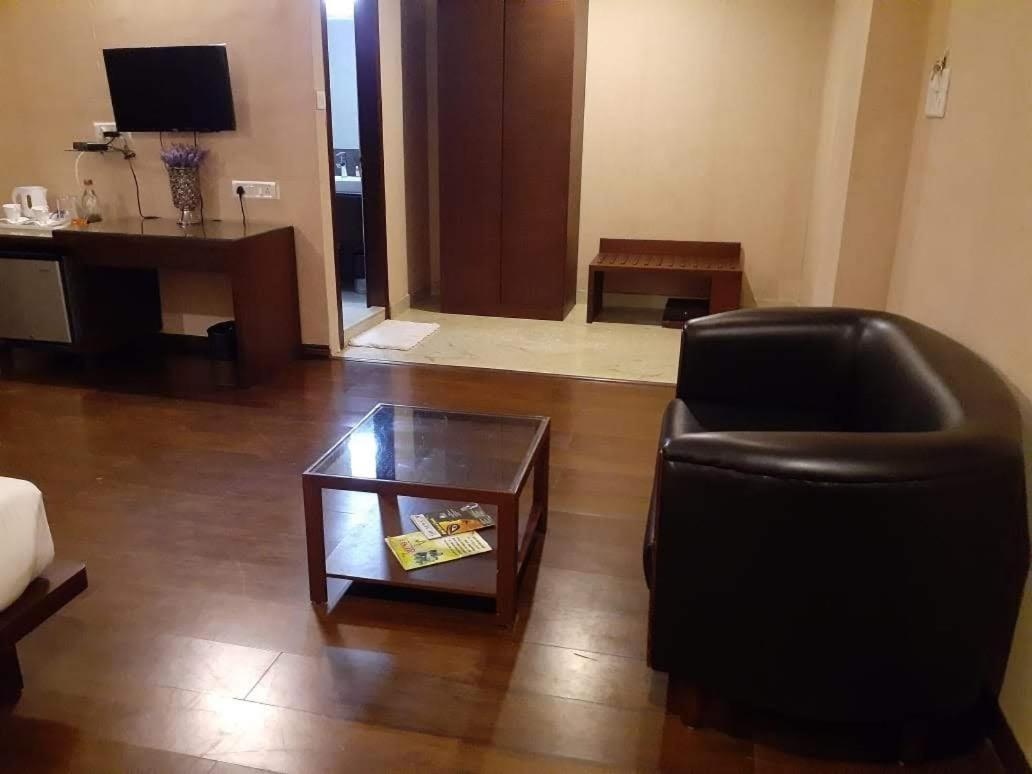 Hotel Md'S Continental Джорхат Экстерьер фото