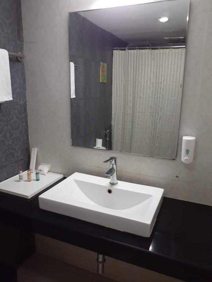 Hotel Md'S Continental Джорхат Экстерьер фото