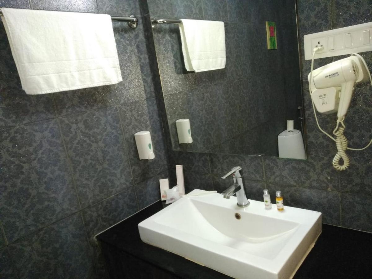 Hotel Md'S Continental Джорхат Экстерьер фото