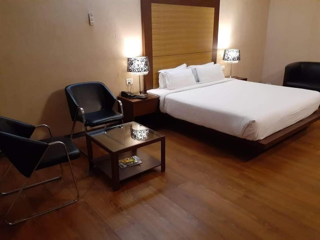 Hotel Md'S Continental Джорхат Экстерьер фото