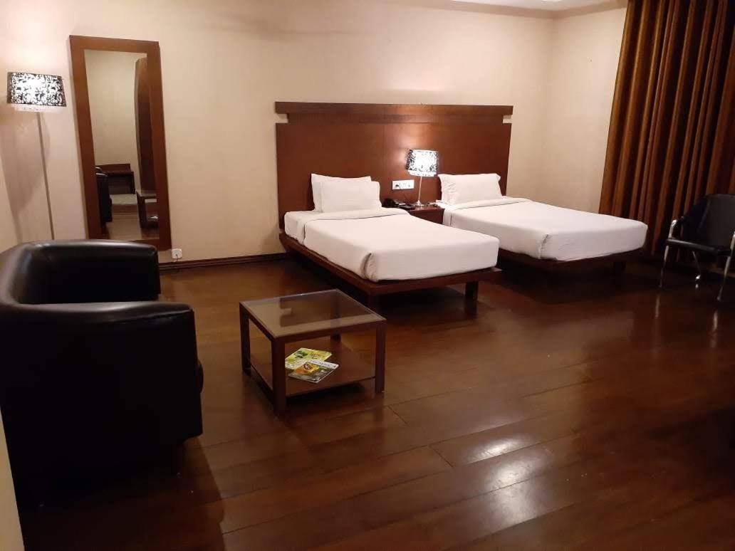 Hotel Md'S Continental Джорхат Экстерьер фото